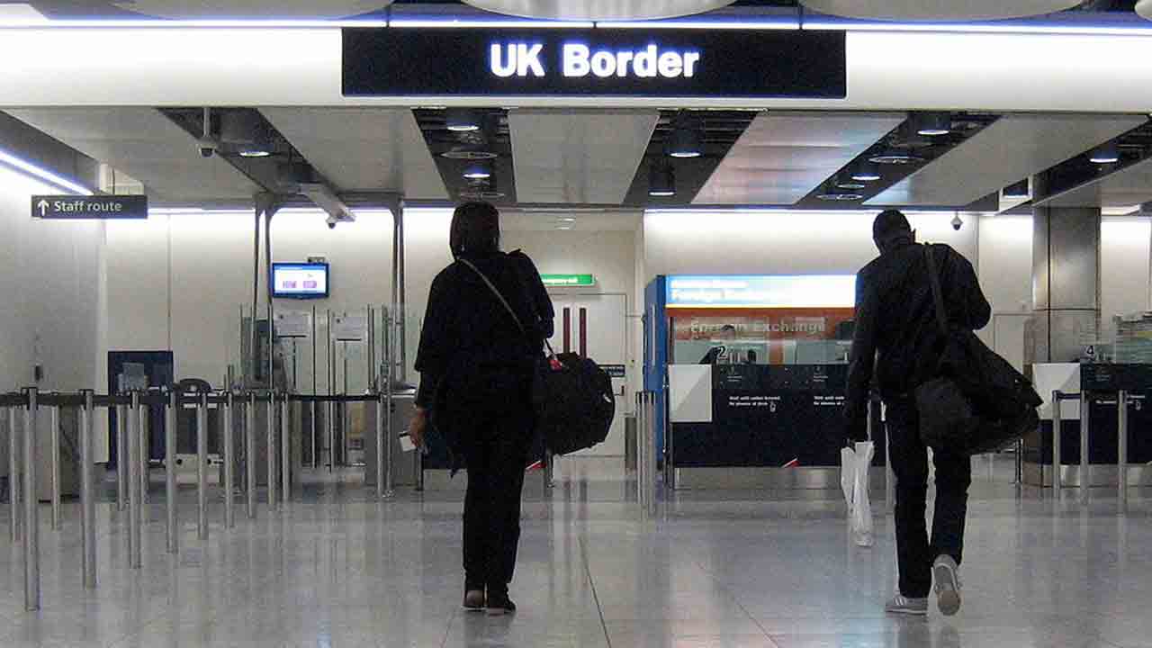 విదేశీ పౌరసత్వాల్లో భారతీయులే టాప్‌