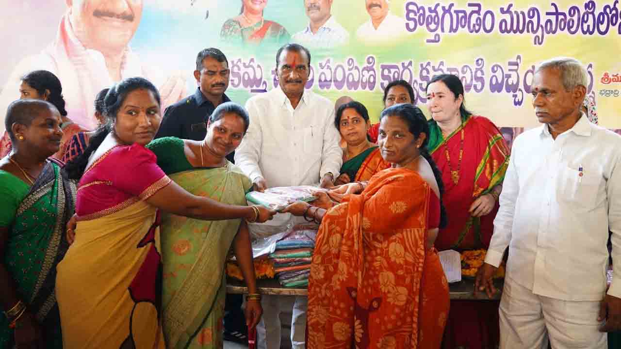 ఆడబిడ్డలకు సీఎం కేసీఆర్‌ కానుక