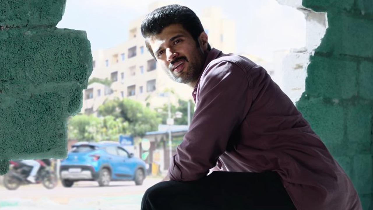 Vijay Devarakonda | విజయ్ దేవరకొండ మామూలోడు కాదు.. క్లాస్ లో మాస్ మిక్స్ చేసి కొట్టాడుగా..!
