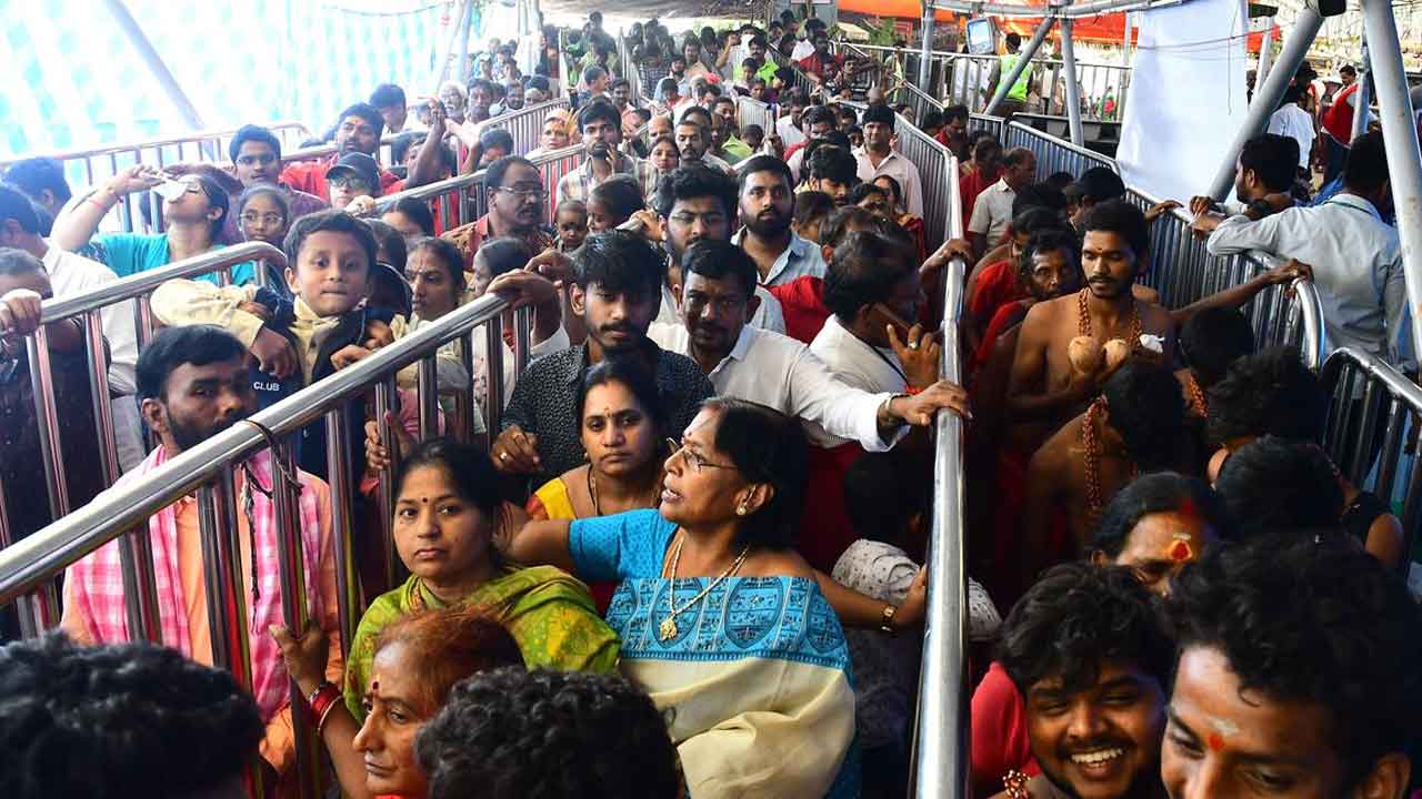 ఇంద్రకీలాద్రికి పోటెత్తిన భవానీ భక్తులు