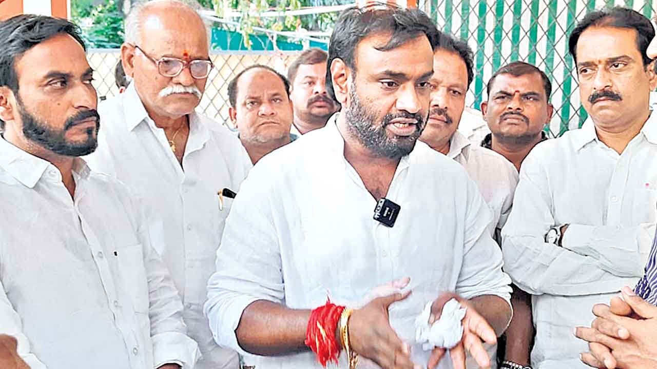 రేవంత్‌ తీరు దారుణం.. హాఫ్‌ టికెట్‌ గాళ్లకు టికెట్లా? : పీజేఆర్‌ కొడుకు సంచలన వ్యాఖ్యలు