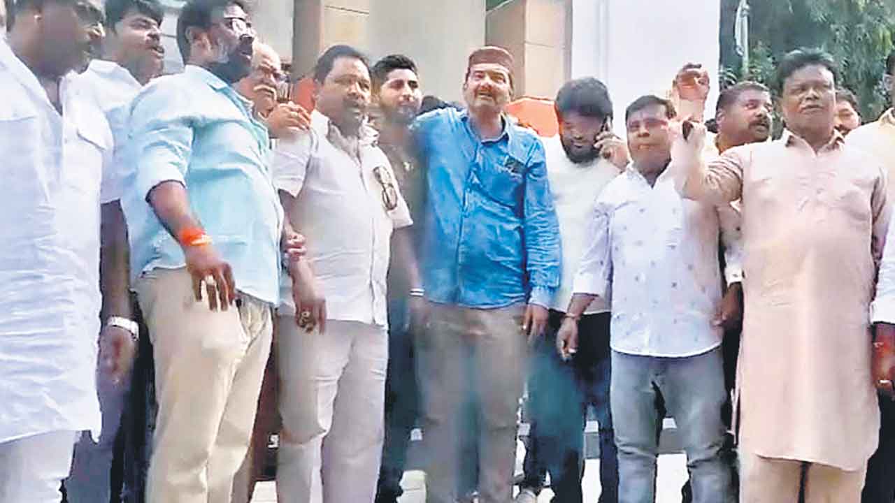 హస్తం ఆగమాగం అగ్గిరాజేసిన.. టికెట్‌ ఫర్‌ సేల్‌