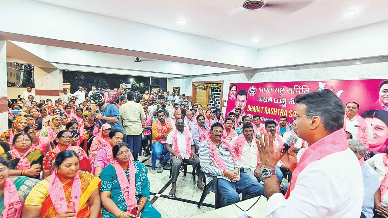 ప్రతిపక్షాలవి బురదజల్లే రాజకీయాలు