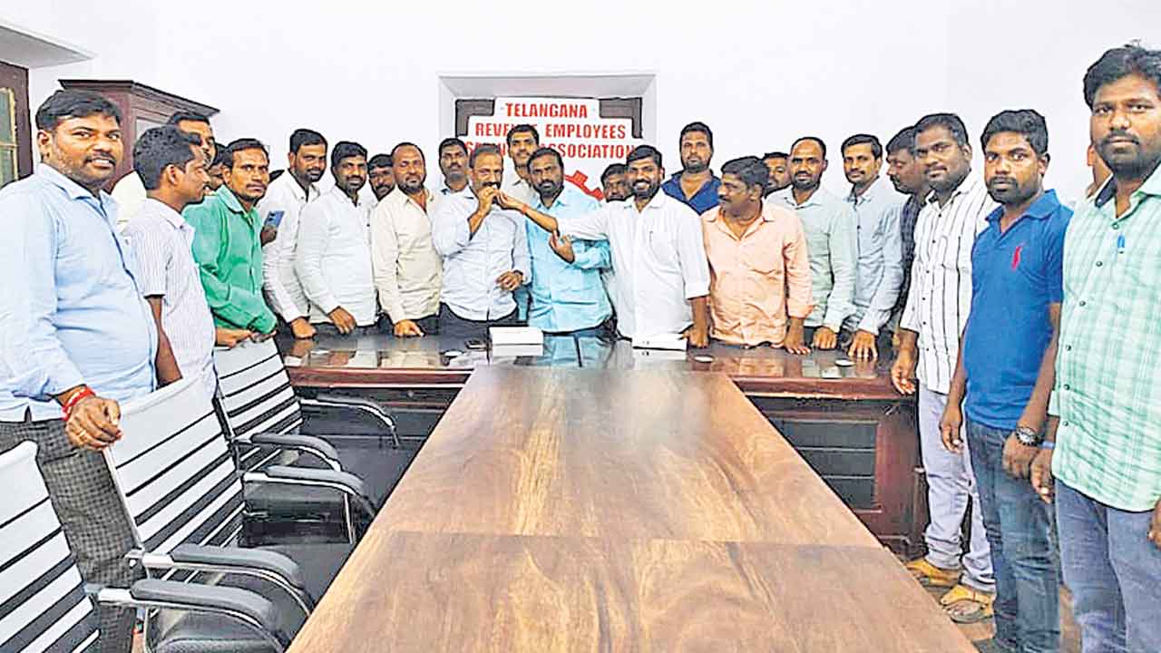 వీఆర్‌ఏలకు లైన్‌ క్లియర్‌