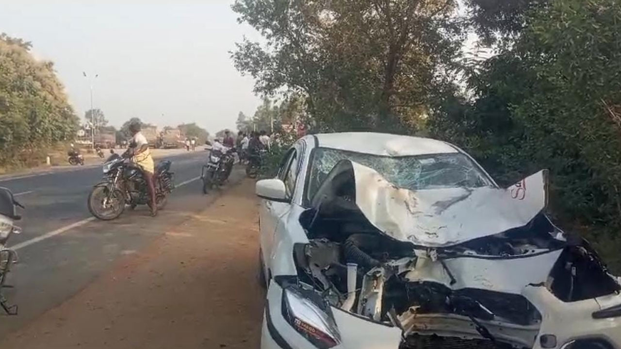 Road Accident | పండక్కి పుట్టింటికి వెళ్తుండగా ప్రమాదం.. కారు ఢీకొని తండ్రీకూతుళ్లు మృతి.. అల్లుడికి తీవ్రగాయాలు