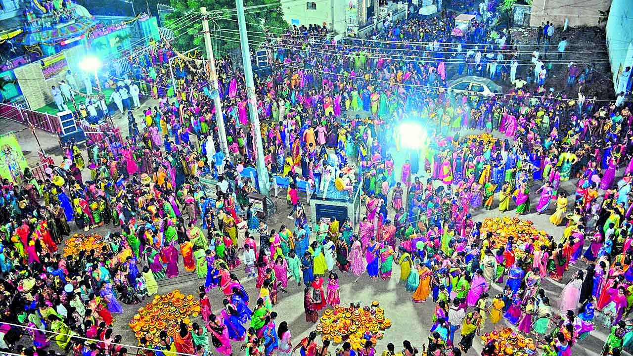 అంబరాన్నంటిన ఎంగిలిపూల బతుకమ్మ సంబురం