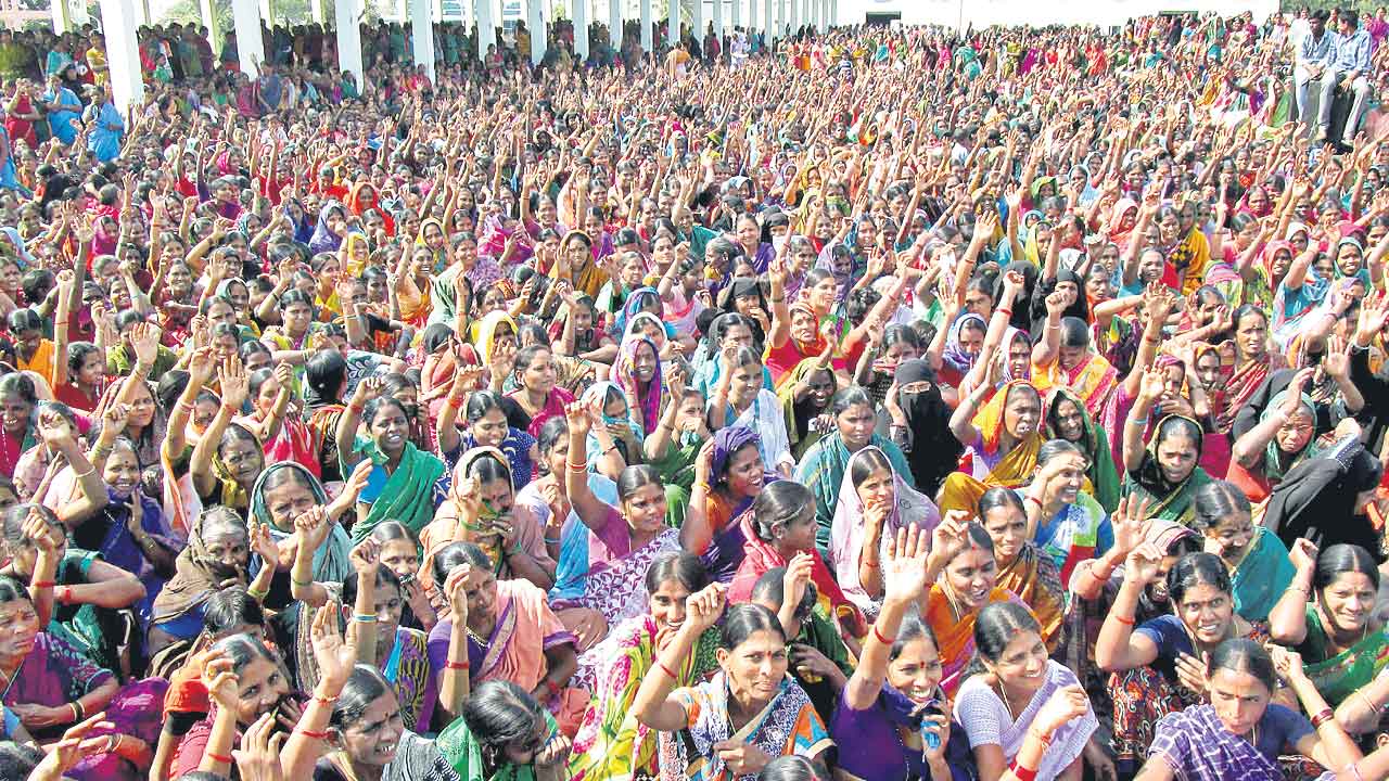 నారీ శక్తి.. మగువ చూపించు.. నీ తెగువ..