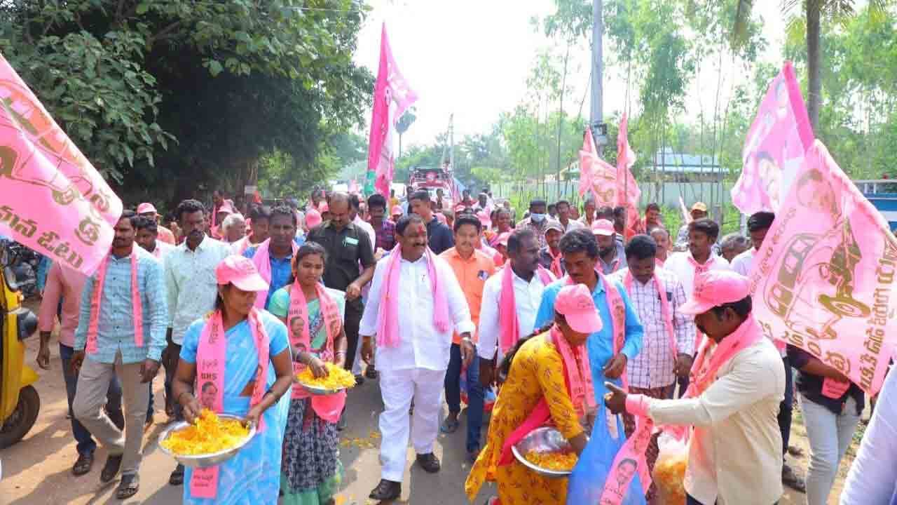 అభివృద్ధిని చూడండి.. ఆదరించండి..