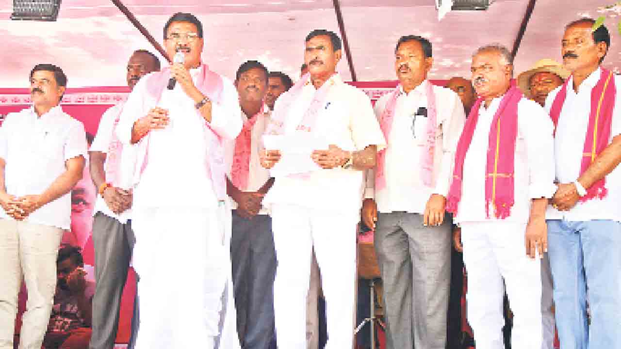 సర్కారుకు అండగా నిలవాలి