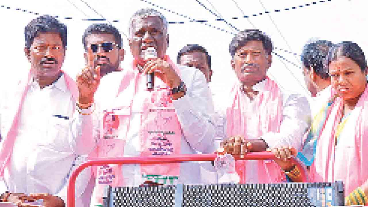 సీఎం కేసీఆర్‌కు జై కొడుతున్న యువకులు