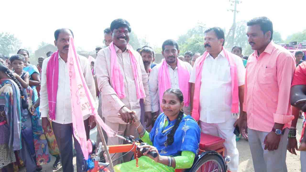 మళ్లీ గెలిపించండి..