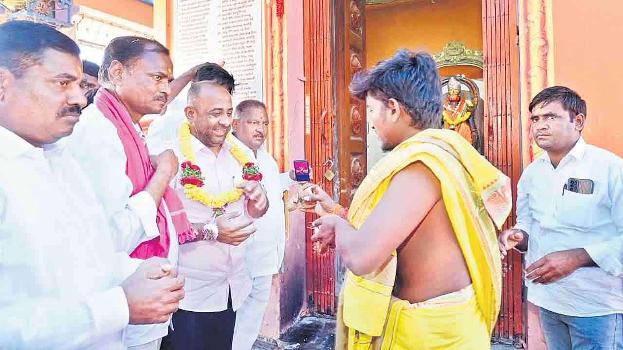 పూజలు చేసి.. ప్రచారం ప్రారంభించి..