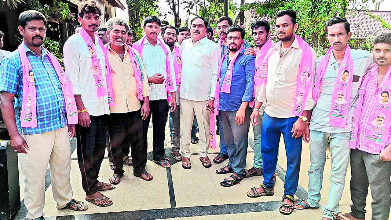 బీఆర్‌ఎస్‌లో ముమ్మరంగా చేరికలు