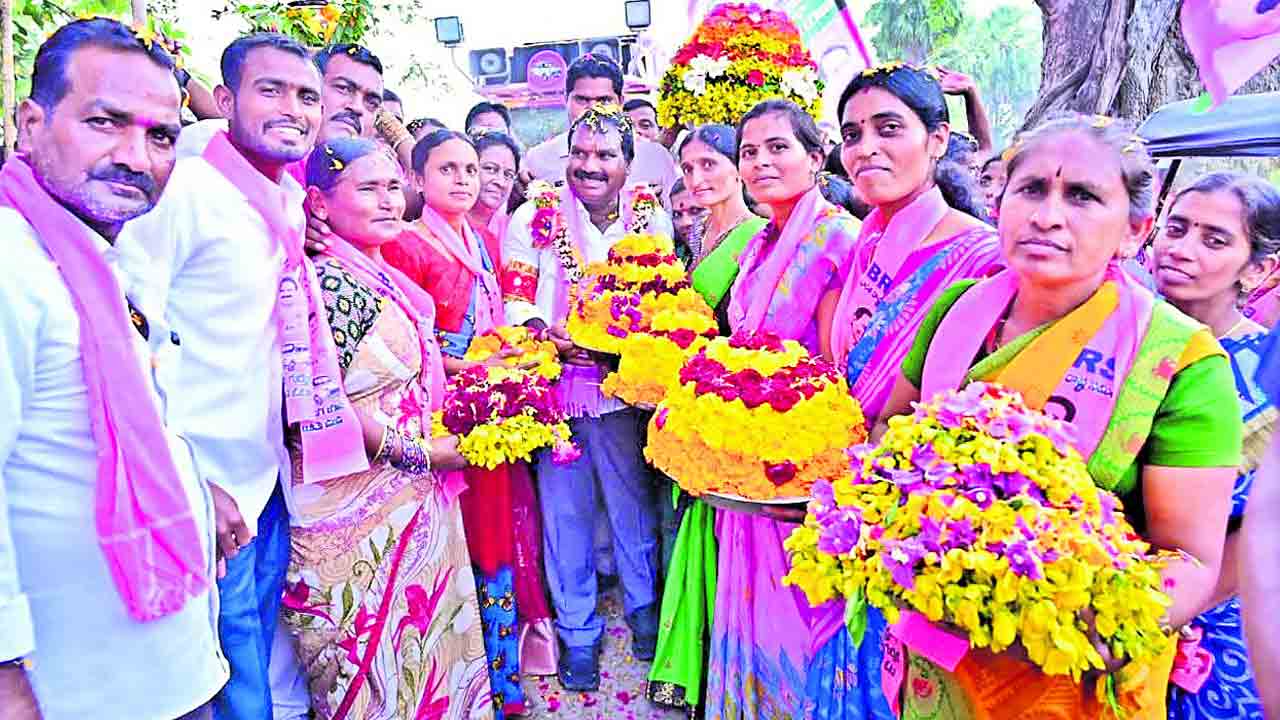 రక్తపు మరకలు కావాలా.. కాపాడుకునే నాయకుడు కావాలా?