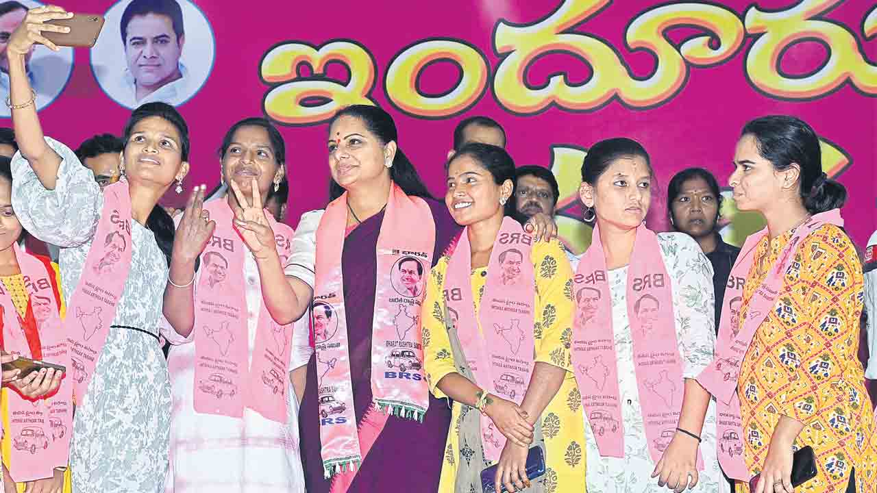 గులాబీ గూటికి యువత