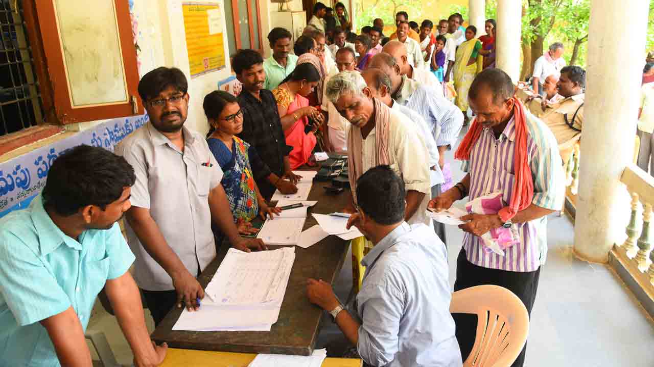 ధ‌ర‌ణి పోతే ద‌ళారులే..