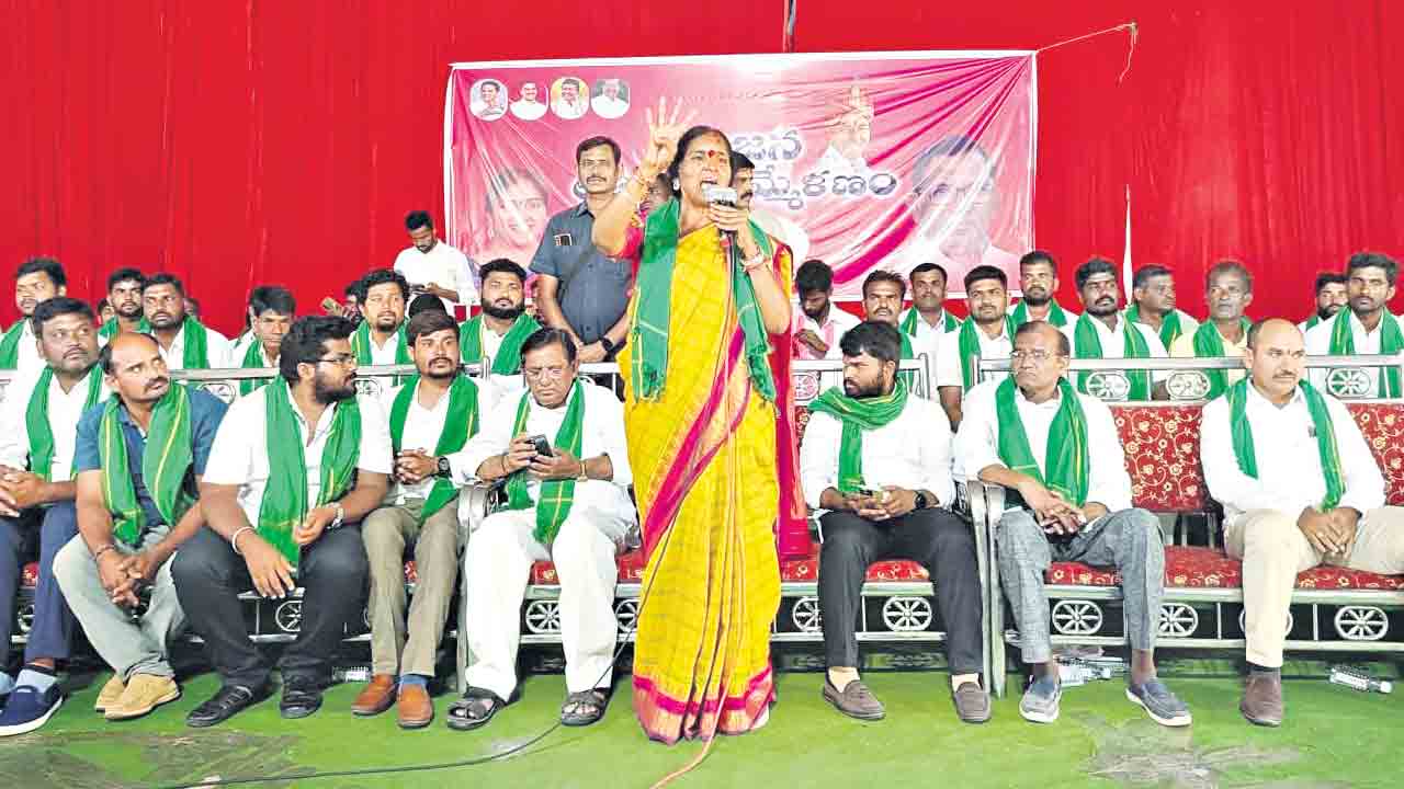 చుట్టపు చూపుగా వచ్చే నాయకులను నమ్మొద్దు