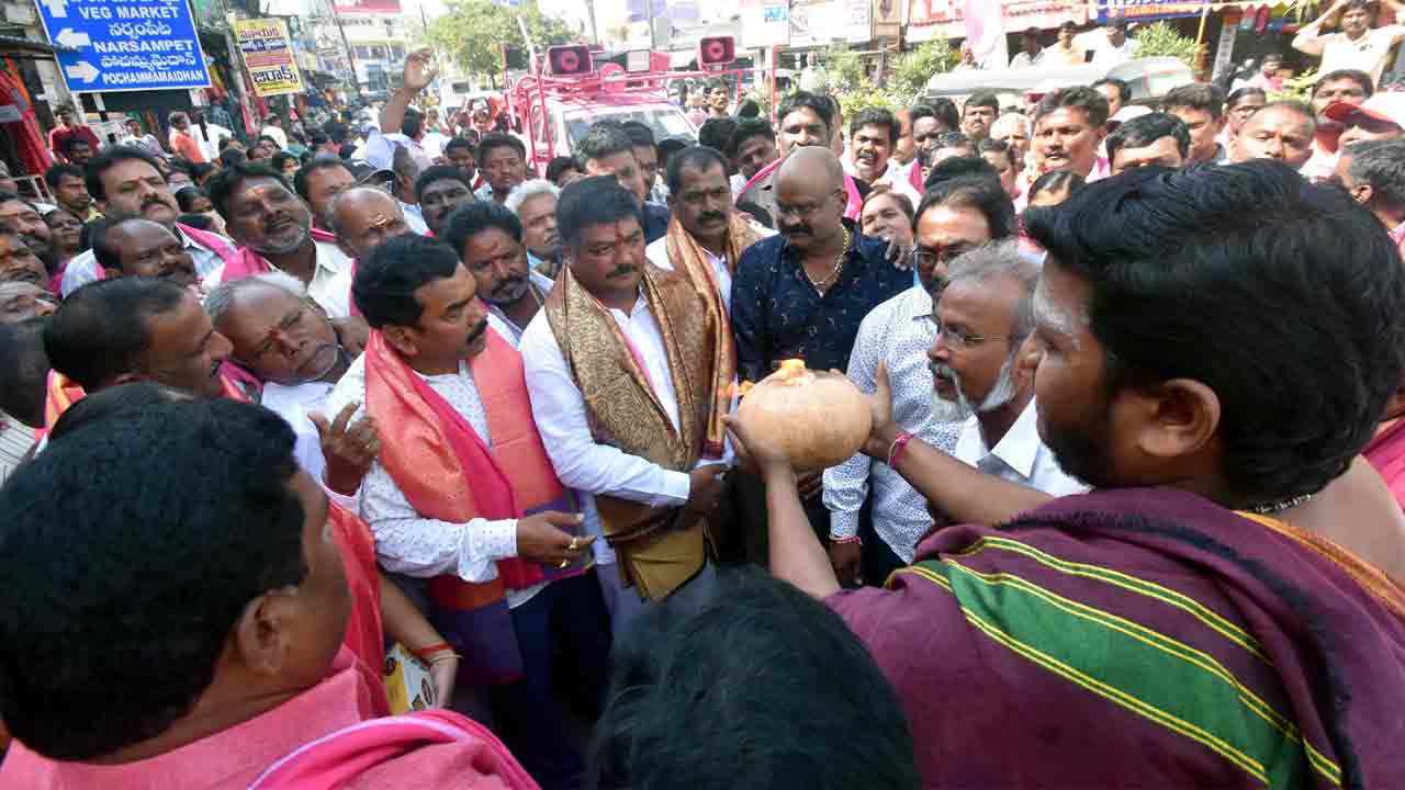 మహానటులను నమ్మి మోసపోకండి గూండాలు, రౌడీలకు గులాంగిరి చేస్తారా..?