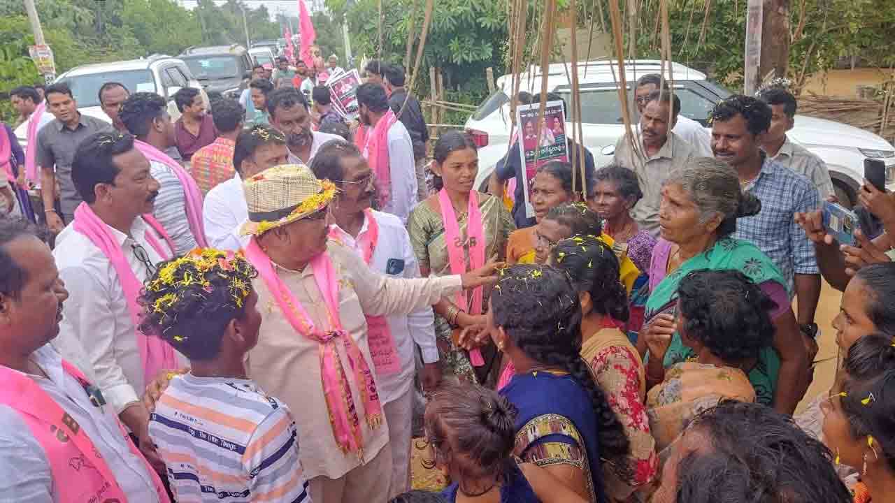 అప్యాయంగా పలకరిస్తూ.. ఓట్లు అడుగుతూ..