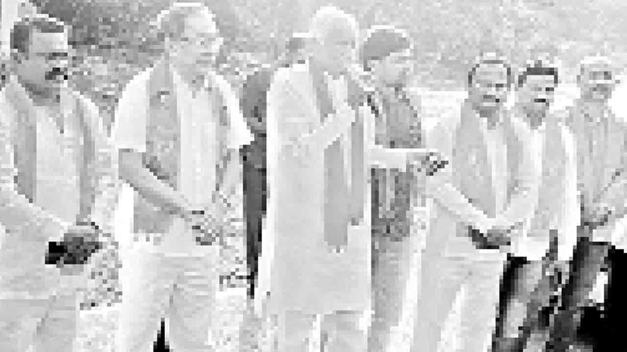 కాంగ్రెస్‌తో కరెంటు కోతలు..బీజేపీతో గనుల ప్రైవేటీకరణ