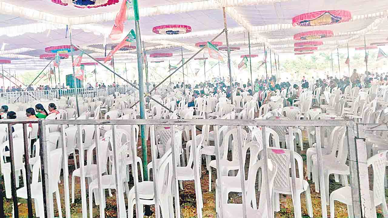 ఖాళీ కుర్చీలు.. కానరాని ప్రజలు