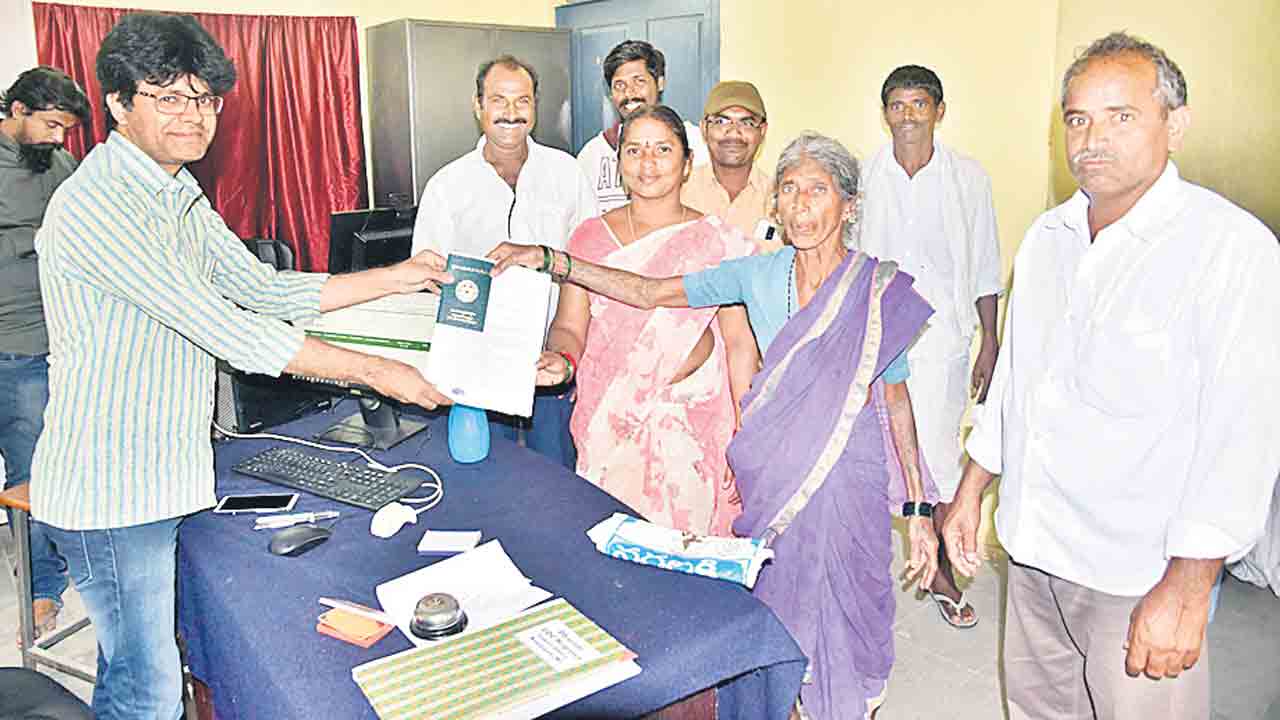 ధరణీ ఉండాలె.. మళ్లీ కేసీఆరే రావాలె..