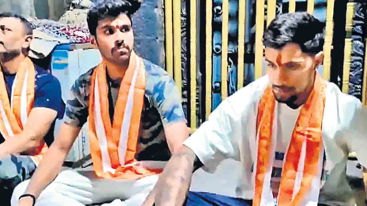 అప్పన్న సేవలో భారత క్రికెటర్లు