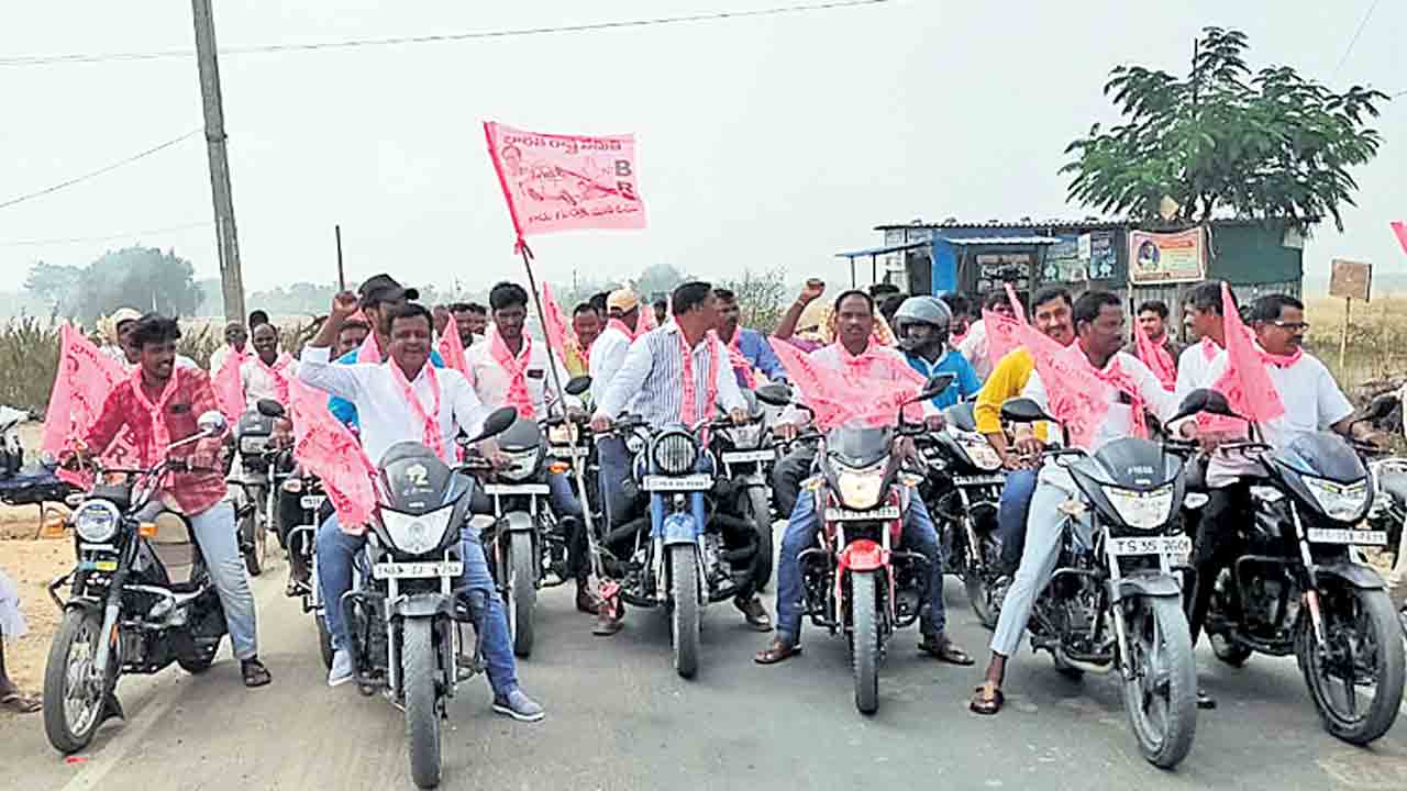 కేటీఆర్‌ రోడ్‌ షోకు తరలిన బీఆర్‌ఎస్‌ శ్రేణులు