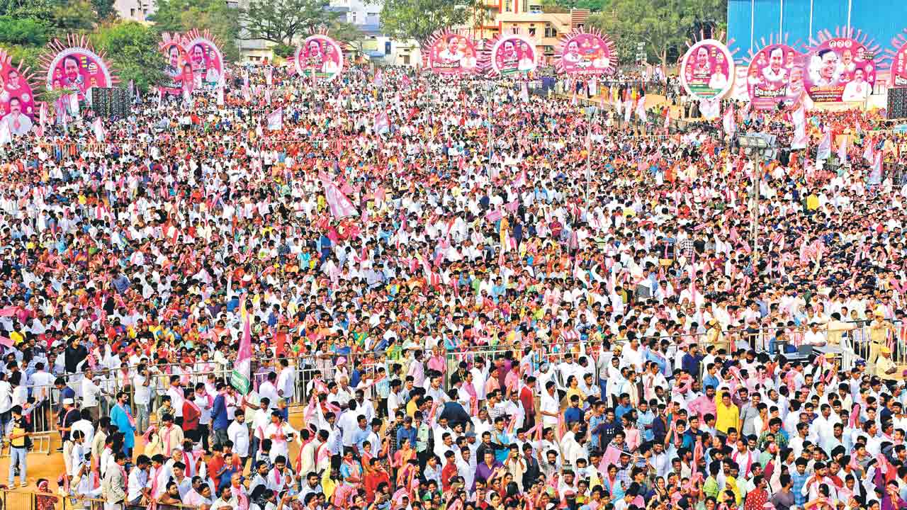 పోటెత్తిన జనం.. గులాబీవనం