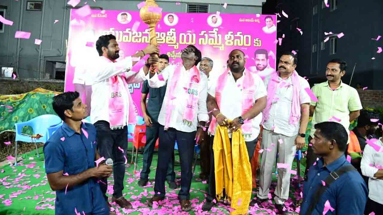 వరదల్లో నేనే.. ఆపదలో నేనే..