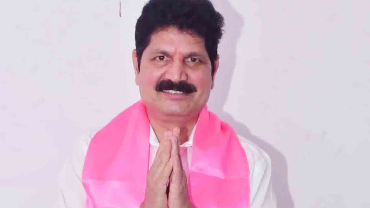 భద్రాచలంలో ఎగిరేది గులాబీ జెండానే..