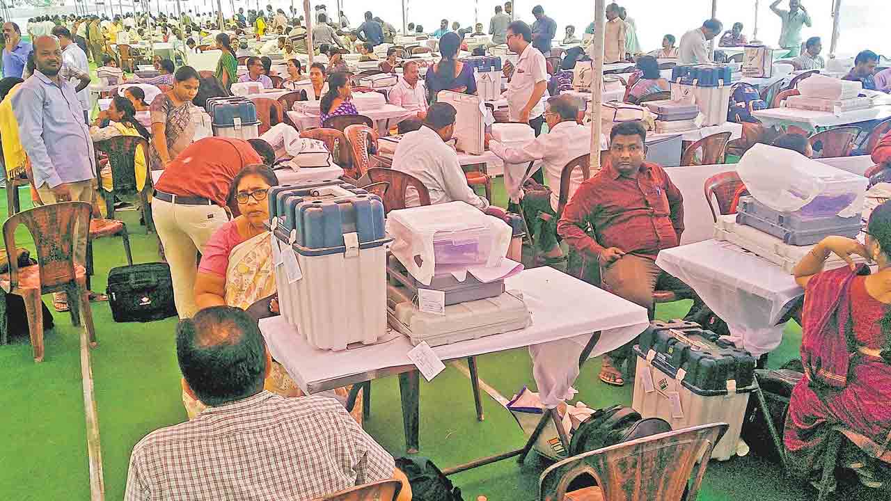 పోలింగ్‌కు సర్వం సిద్ధం