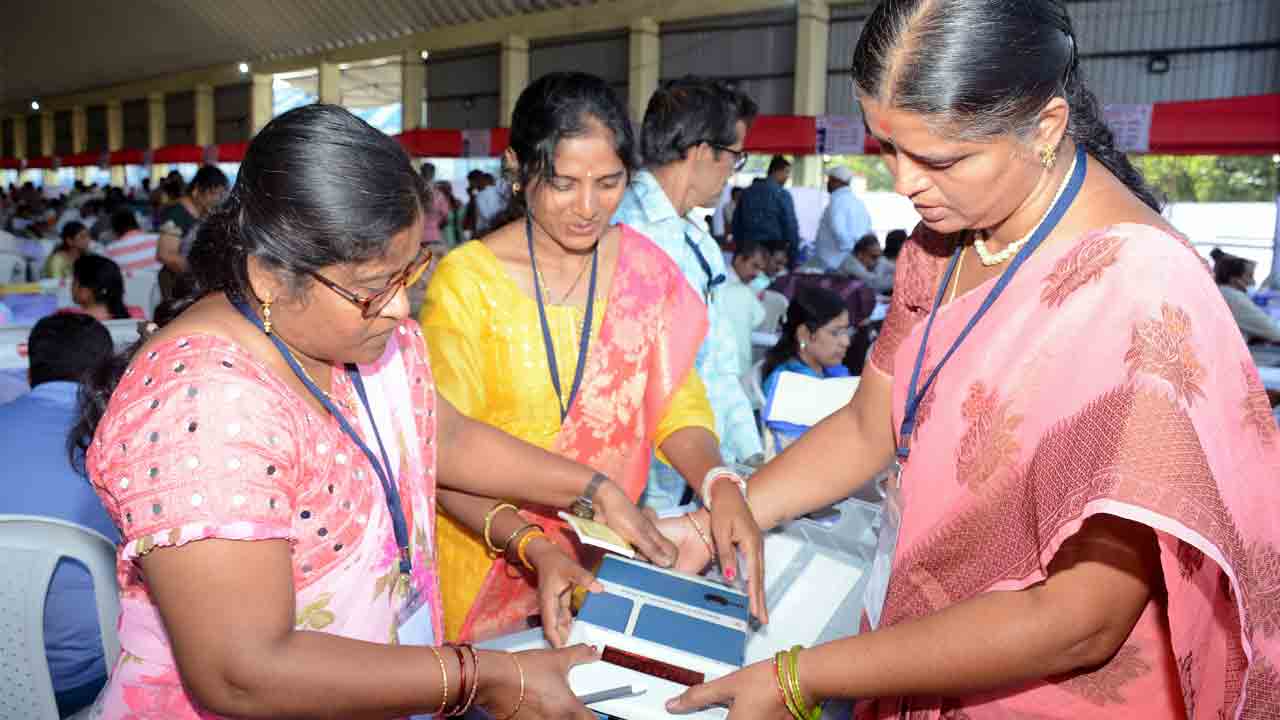 పోలింగ్‌ కేంద్రాలకు తరలిన ఎన్నికల సామగ్రి