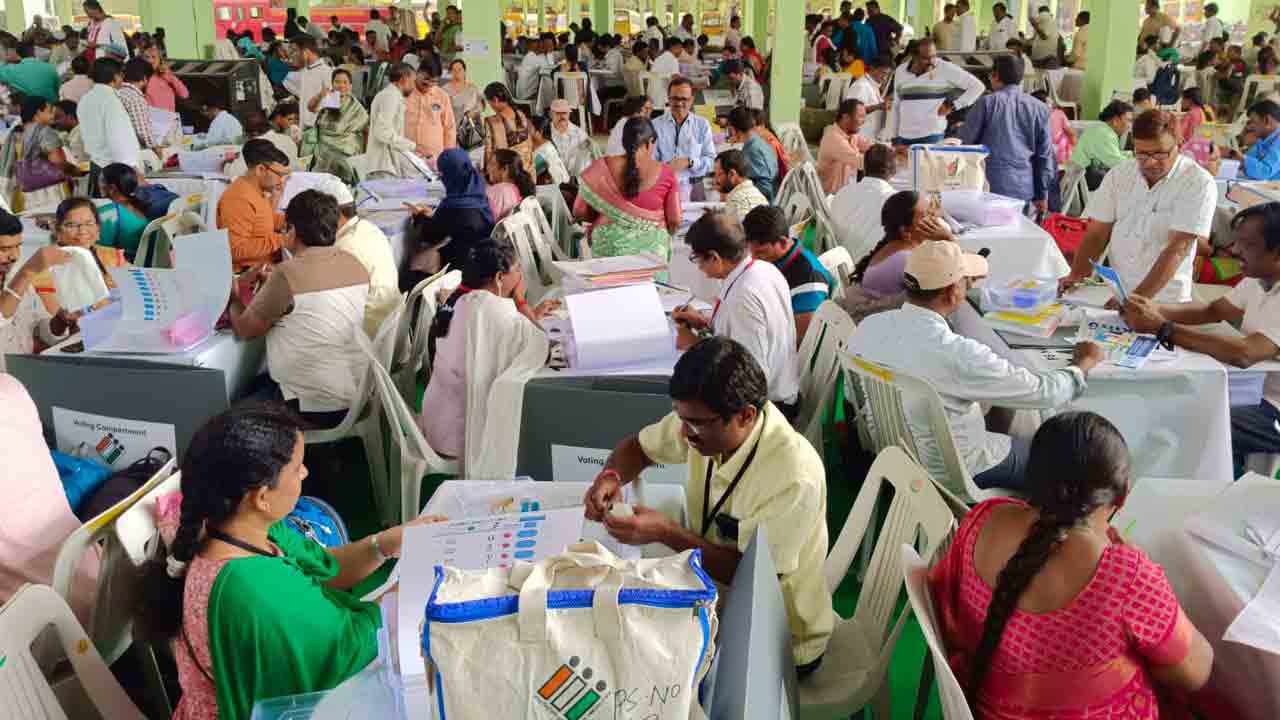 గ్రామాలకు తరలిన ఈవీఎంలు, ఎన్నికల సిబ్బంది