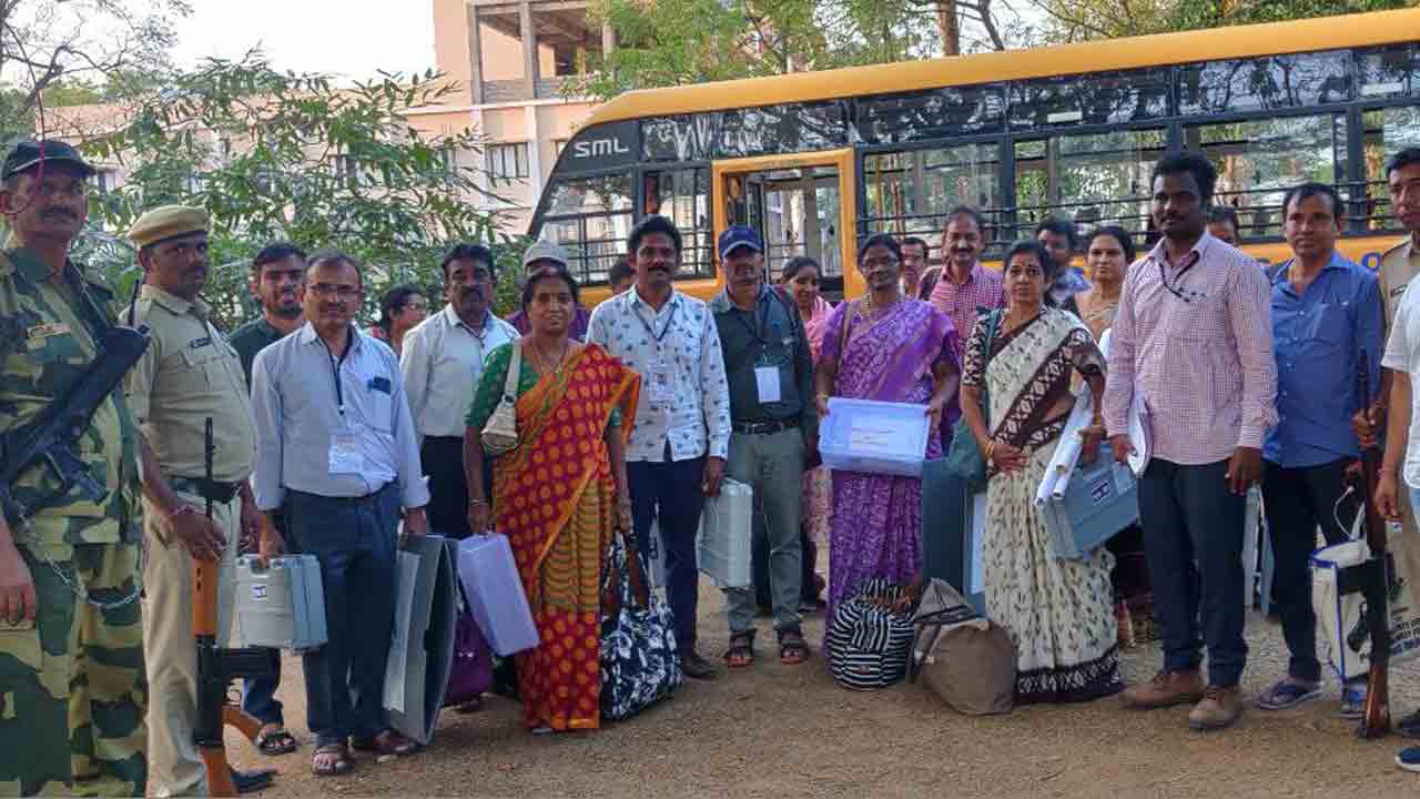 పోలింగ్‌ కేంద్రాలకు తరలిన ఈవీఎంలు