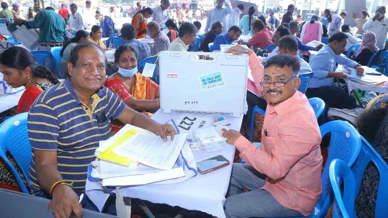 పోలింగ్‌ కేంద్రాల్లో సర్వం సిద్ధం