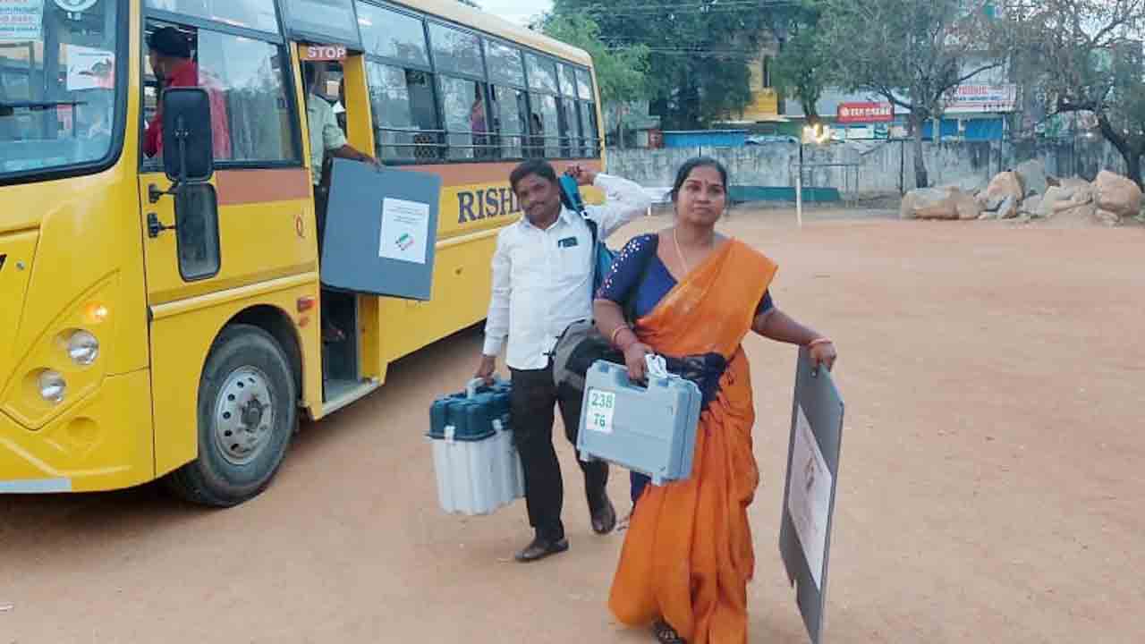 పోలింగ్‌కు సర్వం సిద్ధం