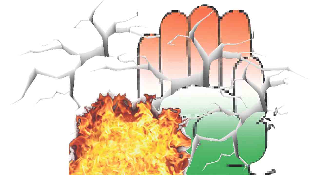 ‘హస్తం’లో ఆరని మంటలు