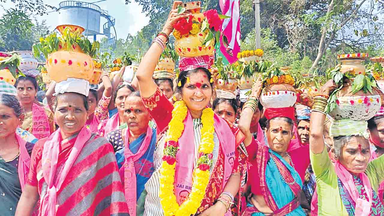 మీ ఆడబిడ్డను.. ఆశీర్వదించండి