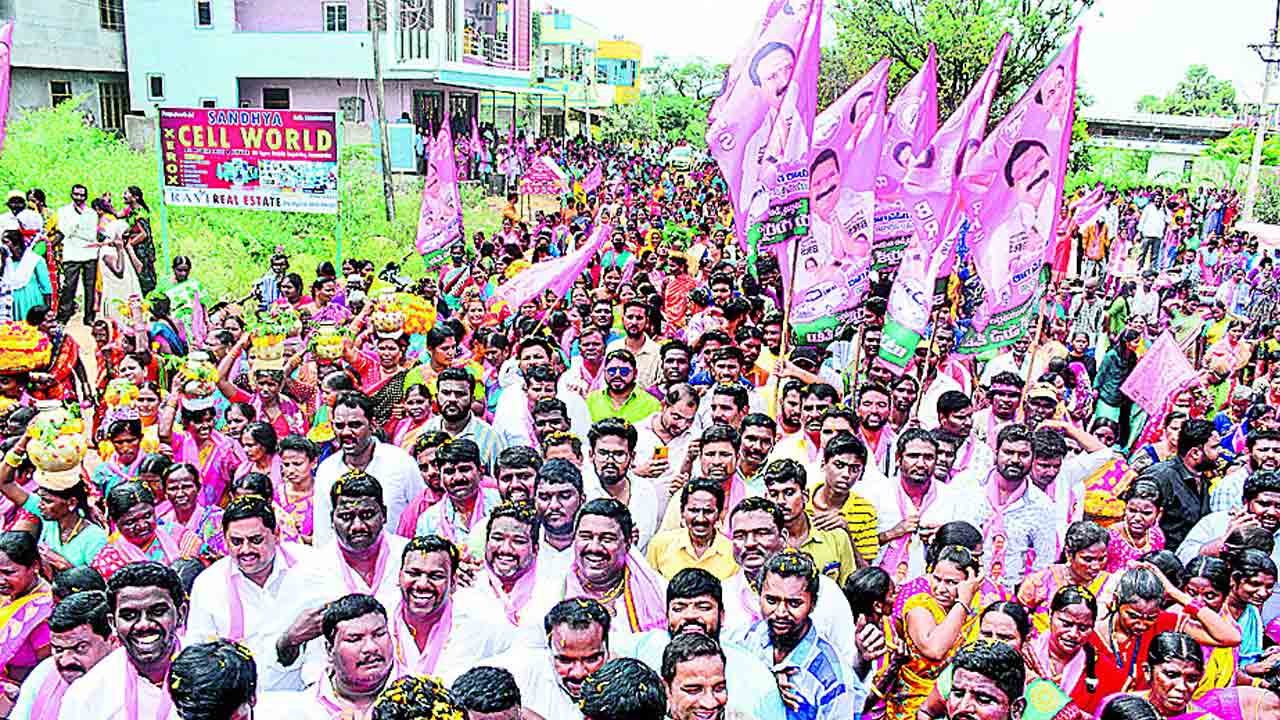 అపూర్వ స్వాగతం.. నిండుమనసుతో ఆశీర్వాదం