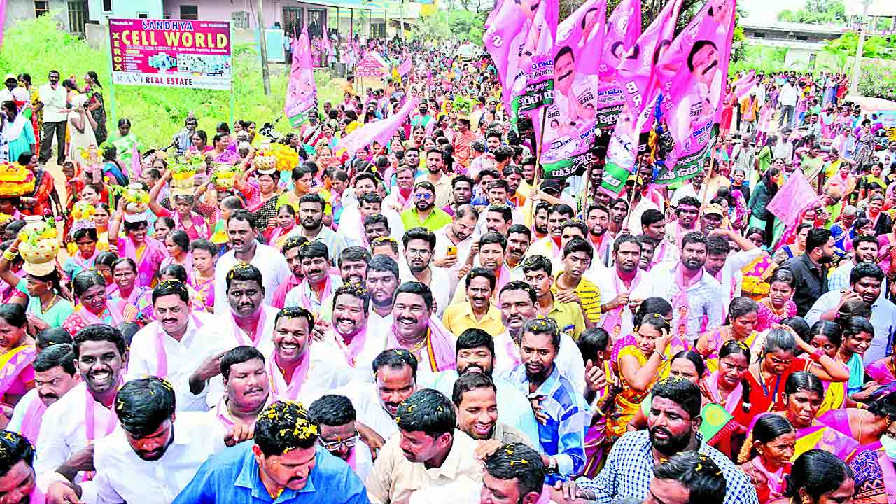 కారు జోరు ప్ర‌చార హోరు