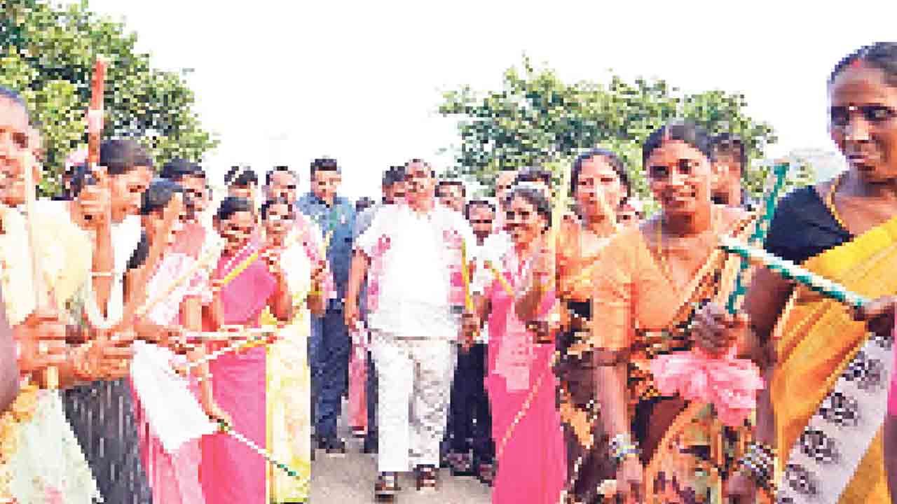 గ్రామాల్లో కదలిన గులాబీ దండు