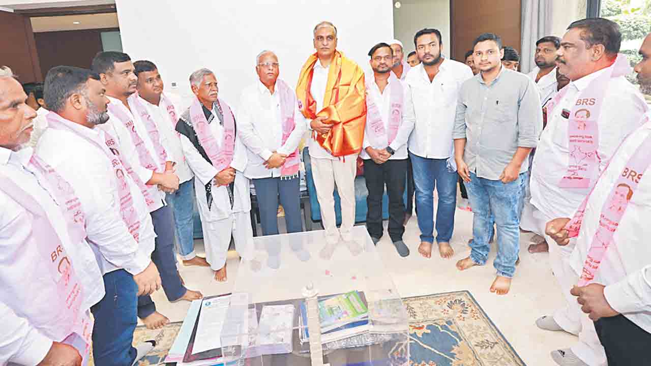 బీఆర్‌ఎస్‌లోకి రాయికోడ్‌ కాంగ్రెస్‌ మైనార్టీ నాయకుడు