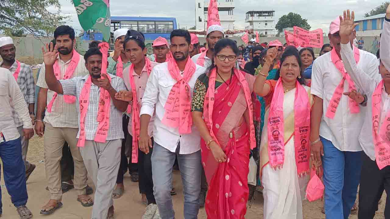 సీఎం సభకు తరలిన బీఆర్‌ఎస్‌ శ్రేణులు