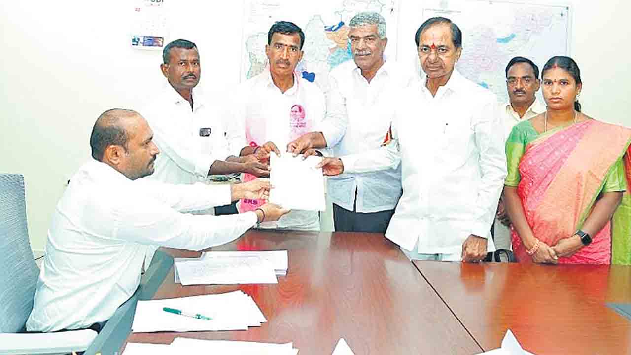 గుబాళించిన గులాబీదండు