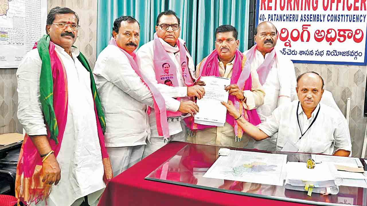 అట్టహాసంగా నామినేషన్లు