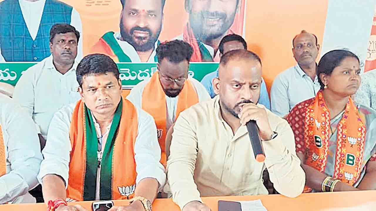 రోహిత్‌ డాక్టర్‌ కాదు.. అంతా గంజాయి సోపతే