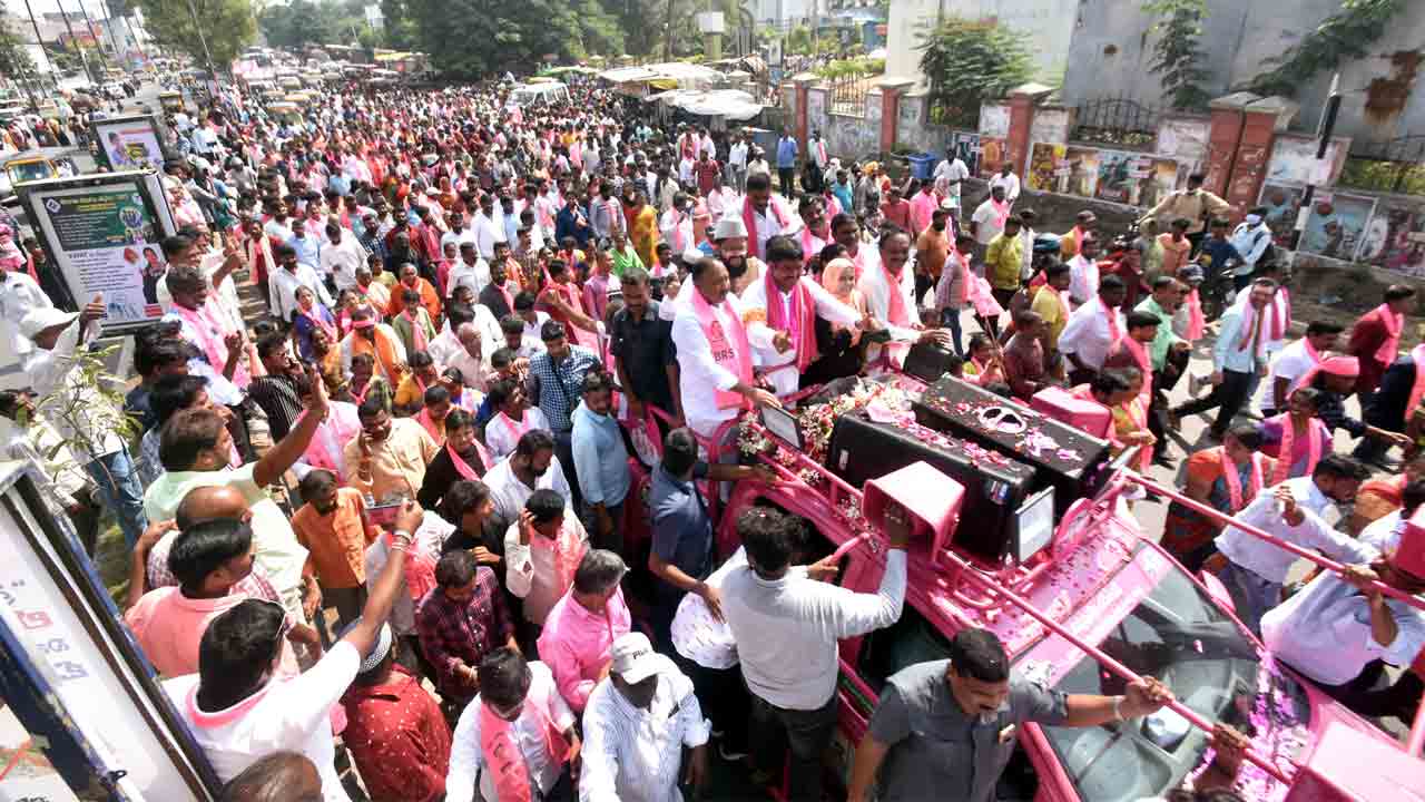 గులాబీల జెండలే..