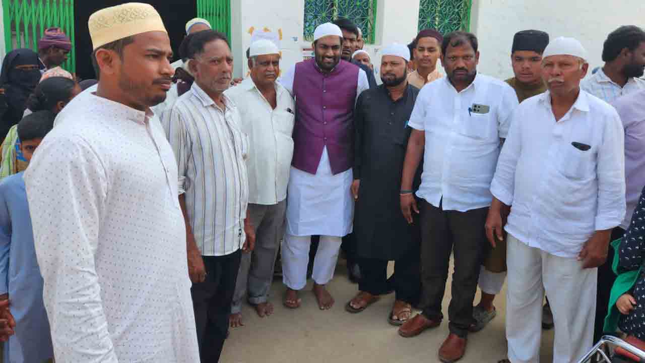 ప్రభుత్వ పథకాలను వివరించాలి