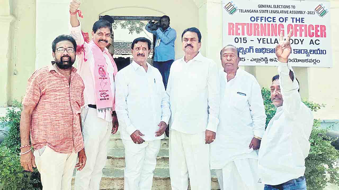 తల్లి ఆశీర్వాదం తీసుకొని..